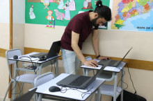 Un dels responsables de les proves PISA preparant els aplicatius per dur-les a terme al Col·legi La Mercè de Martorell