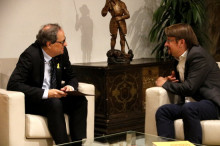 El president de la Generalitat, Quim Torra, i el líder de Catalunya en Comú Podem, Xavier Domènech, parlen reunits al Palau de la Generalitat