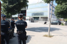 Agents de la policia espanyola, el 12 de juny del 2016 davant de la seu del CTTI