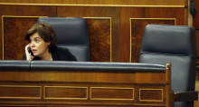 La vicepresidenta espanyola, Soraya Sáenz de Santamaría, conversant per telèfon