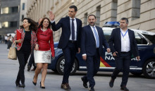 Pla conjunt del secretari general del PSOE, Pedro Sánchez, arribant al Congrés acompanyat per diversos diputats socialistes, entre ells, Jose Luís Abalos, Adriana Lastra i Margarita Robles