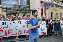 Desenes de persones han donat suport a l'alcalde d'Argentona, Eudald Calvo, a l'entrada dels Jutjats de Mataró