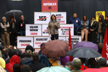 Imatge de l'escenari del final de la manifestació per la "República dels drets socials", amb l'ANC i la Intersindical-CSC al capdavant