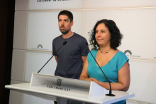 Els diputats de CatECP Susanna Segovia i David Cid atenen la premsa als faristols del Parlament