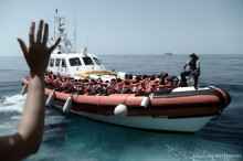 Imatge del trasllat des de l'Aquarius als vaixells de la guàrdia costanera i la Marina italiana el 12 de juny del 2018