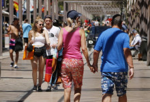 Diversos turistes passegen pel carrer Saragossa de Salou. Imatge publicada el 18 de juny de 2018
