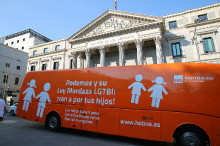 El polèmic autobús d'HazteOir, davant el Congreso espanyol