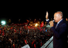 El president de Turquia, Recep Tayyip Erdogan, davant dels seus seguidors en la nit