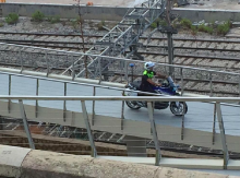 Imatge d'un agent de la Guàrdia Urbana circulant per la nova passarel·la de Tarragona