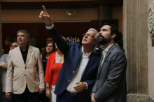 Pla mig del president del Parlament, Roger Torrent, amb l'alcalde de Tarragona, Josep Fèlix Ballesteros, que li mostra el pati de Jaume I de l'Ajuntament de Tarragona