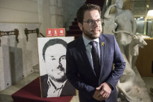 Pere Aragonés, amb el cartell que recorda Junqueras a la Conselleria d'Economia