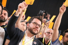 L'adjunt a la presidència d'ERC, Pere Aragonès, vota a favor del nou full de ruta del partit, en la Conferència Nacional dels republicans