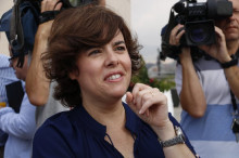 Pla de la precandidata a la presidència del PP, Soraya Sáenz de Santamaría, mentre conversa amb un afiliat