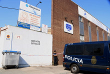 Un agent de la policia espanyola custodia l'entrada de l'empresa Gespol, la seu de la qual es troba a la zona del Bon Pastor de Barcelona