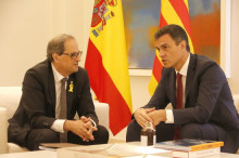 El president de la Generalitat, Quim Torra, xerrant amb el president del govern espanyol, Pedro Sánchez, a la reunió al palau de la Moncloa