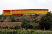 Pla general on es pot veure la bandera espanyola pintada sobre el mural per la república que havia fet el CDR de Bellpuig el passat cap de setmana, l'11 de juliol de 2018