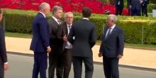 Imatge del vídeo on es veu Jean-Claude Juncker amb dificultats per mantenir-se dret