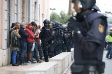 Pla obert de l'actuació de la Policia Nacional al col·legi ubicat al Departament d'Urbanisme de Tarragona