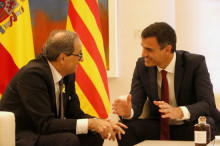 El president de la Generalitat, Quim Torra, riu amb el president del govern espanyol, Pedro Sánchez