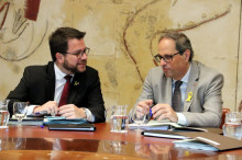 Un somrient vicepresident del Govern i conseller d'Economia, Pere Aragonès, conversa amb el president Torra a la taula del Consell Executiu