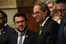 El vicepresident del Govern, Pere Aragonès, mira el president de la Generalitat, Quim Torra