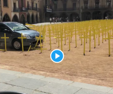 Un cotxe envesteix les creus plantades per la llibertat dels presos polítics a Vic