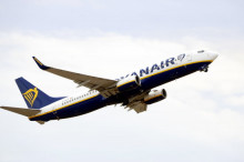 Pla sencer d'un avió de Ryanair enlairant-se a l'Aeroport de Reus