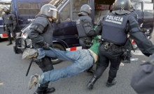 mossos esquadra carrega agressio carrer 