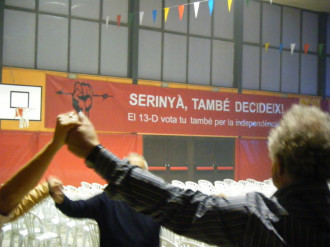 Pancarta de la Plataforma del Pla de l'Estany per l'Autodeterminació a Serinyà