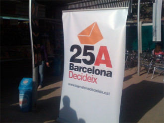 Pancarta de Barcelona Decideix