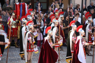 Prop d'un miler de Manaies retornen Amer a l'època romana i fan reviure la tradició de Setmana Santa