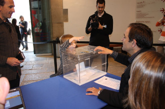 El jove ha introduït el vot a l'urna