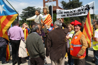 Uns 2.500 catalans s'han concentrat davant les portes de la ONU a Ginebra