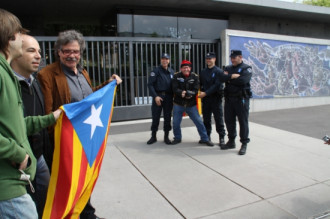 Un dels participants fa broma amb els policies a les portes de la ONU a Ginebra, prop de Joan Tardà, David Minoves i Gerard Coca