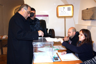 Joaquim Nadal votant en un col·legi del centre de Girona