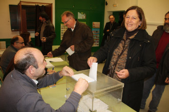 Carme Capdevila (ERC) votant a Sant Hilari Sacalm