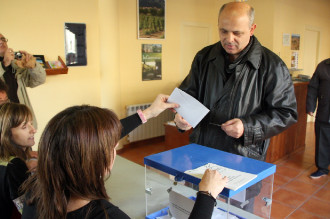 Joan Boada votant a aquest matí a la Vall d'en Bas