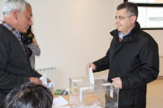 El candidat del PSC per Lleida, Joaquim Llena, votant a Esterri d'Àneu