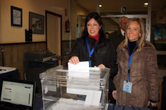 La cap de llista del PP a Lleida, Dolors López, vota acompanyada de la número dos