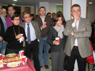 La vicepresidenta primera del Congrés dels Diputats, Teresa Cunillera, l'alcalde de Lleida, Àngel Ros, i el candidat del PSC per Lleida, Joaquim Llena, han seguit amb resignació els resultats electorals