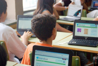 Ensenyament frena la digitalització de les aules