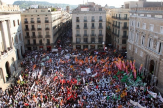 Les protestes del personal sanitari i educatiu envaeixen la plaça Sant Jaume de Barcelona
