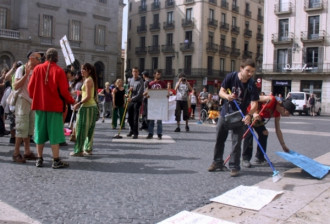 Els indignats netegen la Plaça Sant Jaume