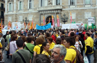 Milers de persones tornen a omplir la plaça Sant Jaume de Barcelona en contra de les retallades