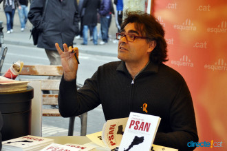 Roger Buch signant llibres
