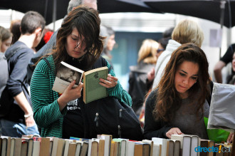 Noies mirant llibres