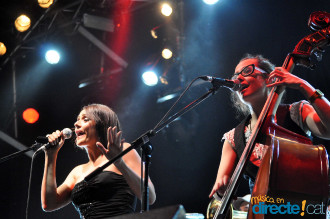 La cantant de Flying Free cantant Vola amb mi amb els Catarres a l'Embarraca't 2012