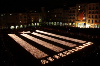 Unes 8.000 espelmes configuren una estelada de foc gegant a la Plaça Major de Vic