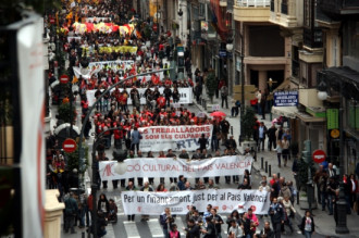 Milers de valencians surten al carrer per exigir un millor finançament i un canvi de model polític i social