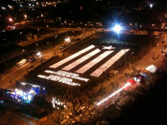 Les 16.751 espelmes (una per habitant) ja s'han encés a Tàrrega (foto: via Estelània. Fira independentista itinerant.)